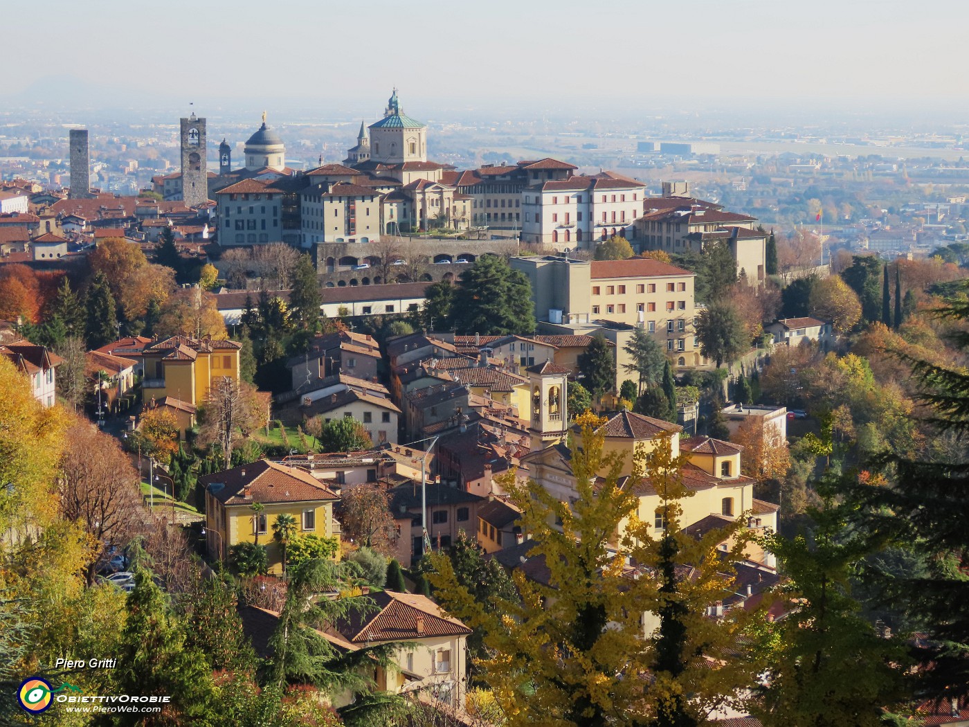 38 Scendendo da via San Vigilio vista sul Seminario e Borgo Canale .JPG